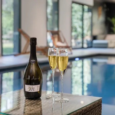 Avec Piscine Interieure Et Dans Διαμέρισμα